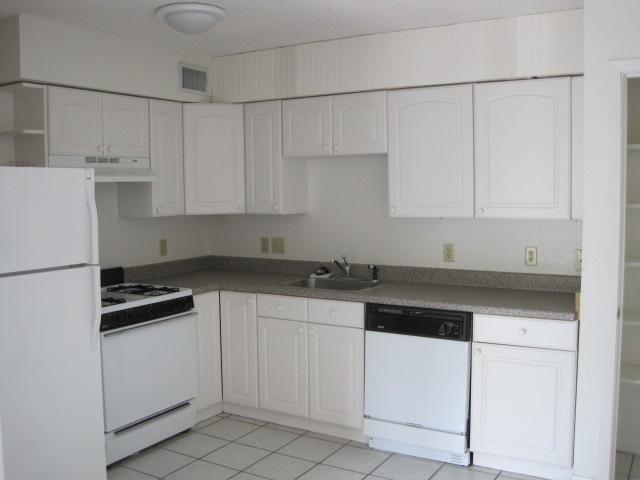 Building Photo - 2800 Westhill Dr