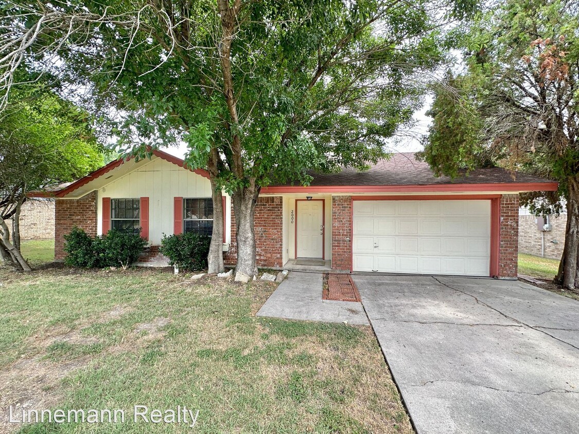 Foto principal - 3 br, 2 bath House - 2000 Dusk Drive