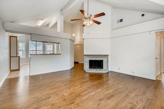 Building Photo - 705 Lake Bluff Dr