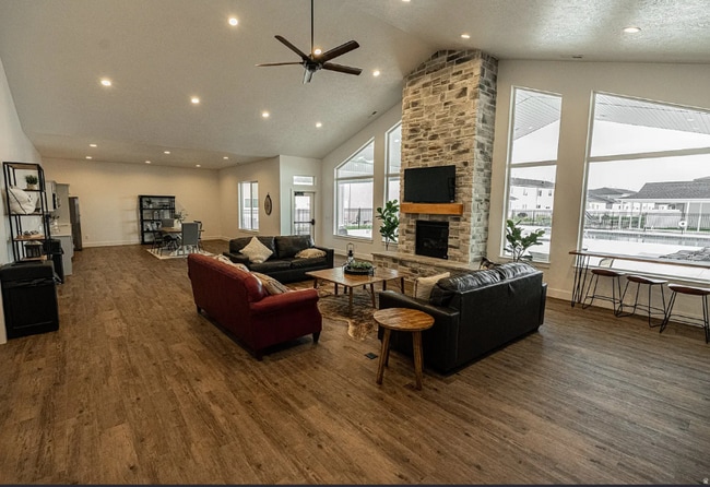 Foto del edificio - 200 1200 S