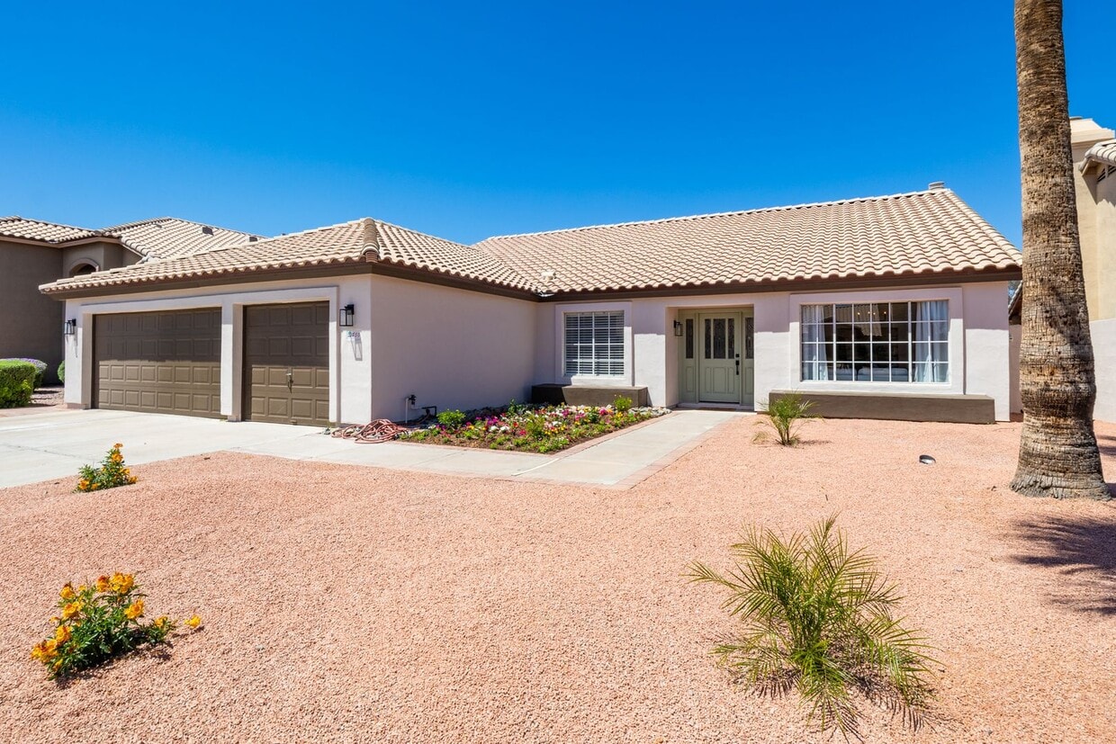 Foto principal - Beautiful updated 4 bedroom plus, 2 bath home in Chandler