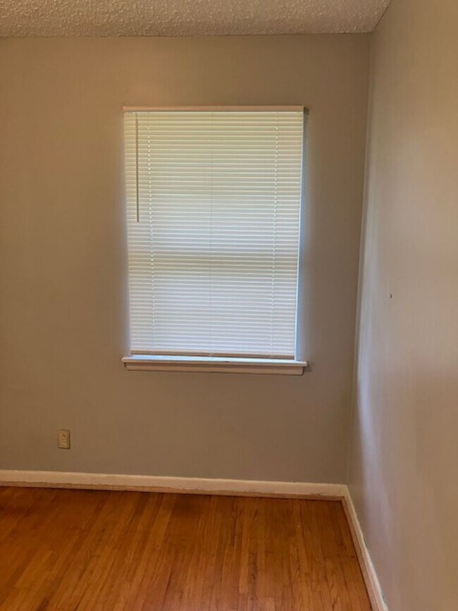 Building Photo - Available soon-6/9/26. Charming single-story home in the heart of Huntsville!