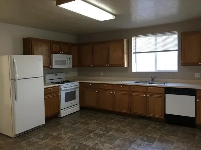 Building Photo - 1854 N Wedgewood Ln