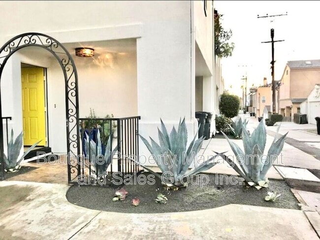 Foto del edificio - 445 1/2 Begonia Avenue