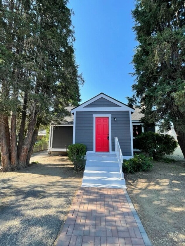 Primary Photo - Charming Remodeled Cottage with easy acces...