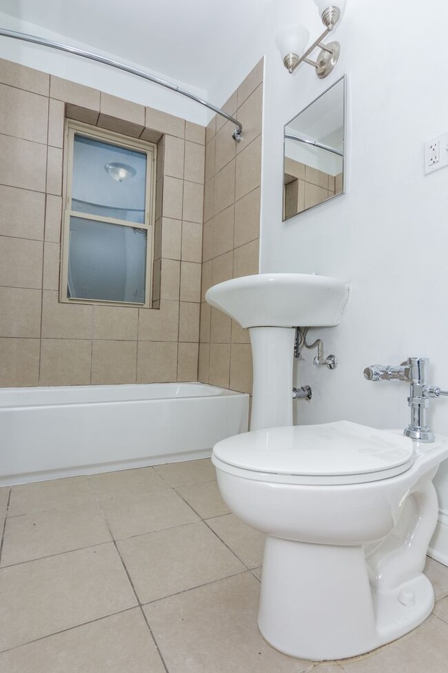 Building Photo - 7631 S East End Ave