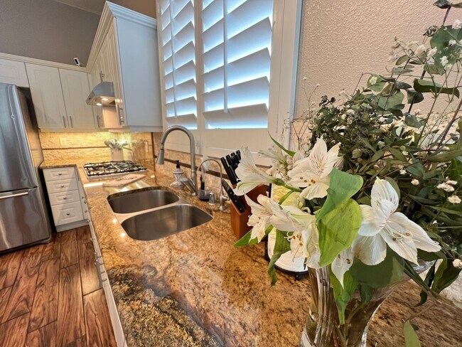 Foto del edificio - FURNISHED 4BD/3BA SUMMERLIN HOME W/ POOL/S...