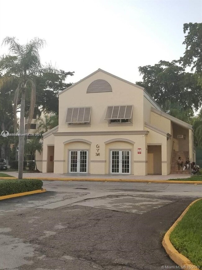 Foto del edificio - 8363 Lake Dr