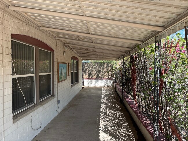 Building Photo - 1402 E Diamond St