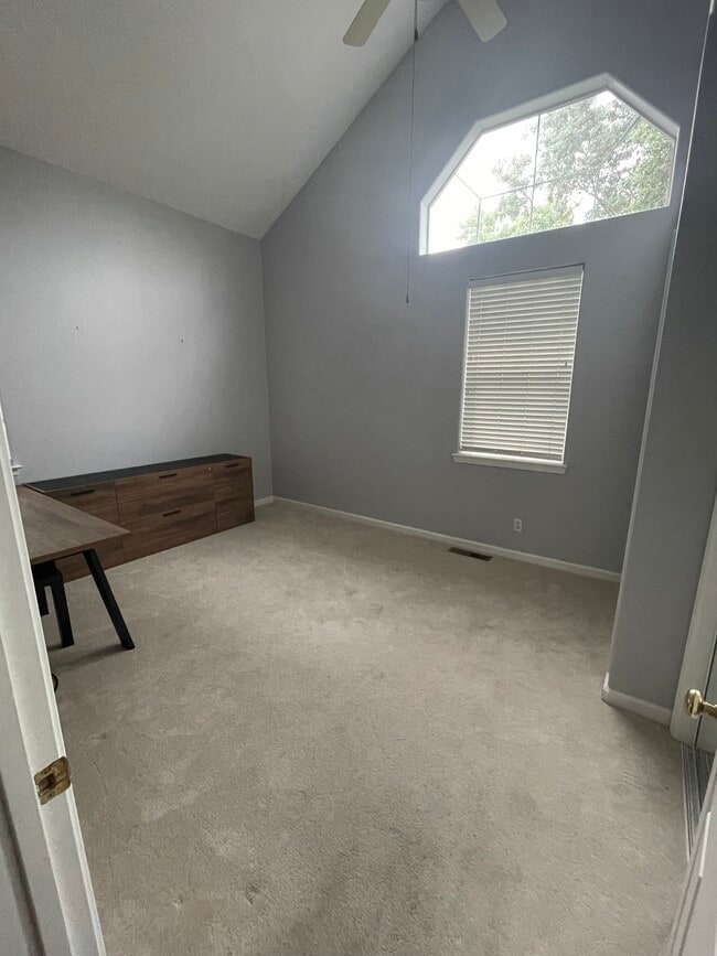 Building Photo - 2078 Red Oak Cir