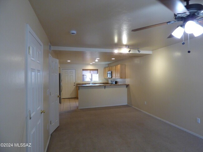 Foto del edificio - 1077 N Riverside Dr