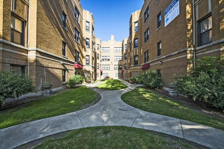 Foto principal - 8236 S Maryland Ave