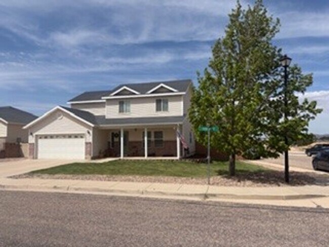 Foto del edificio - Beautiful 4 Bed / 2.5 Bath Home in Quiet Neighborhood