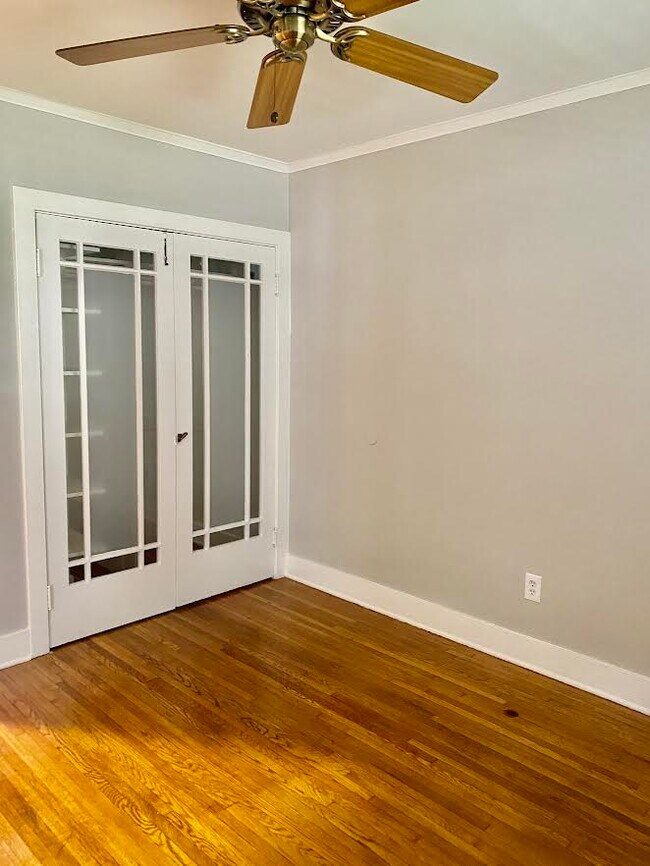 Foto del edificio - 617 Crestmoore Pl