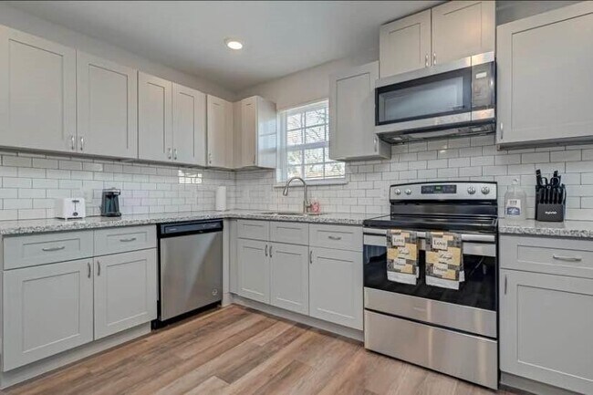 Foto del edificio - 7412 Pond St