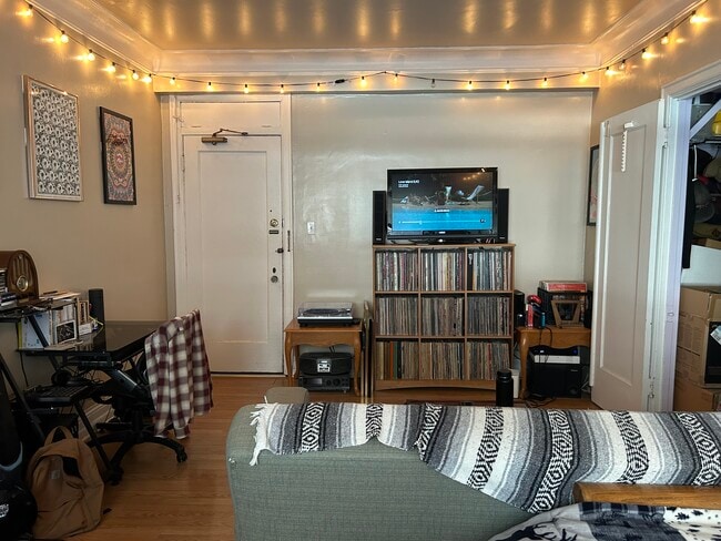 Living area - 1205 W Sherwin Ave