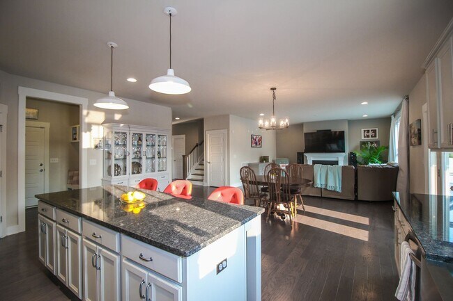 Building Photo - $500 OFF Special - Spacious 5bd/4.5 Ba hom...