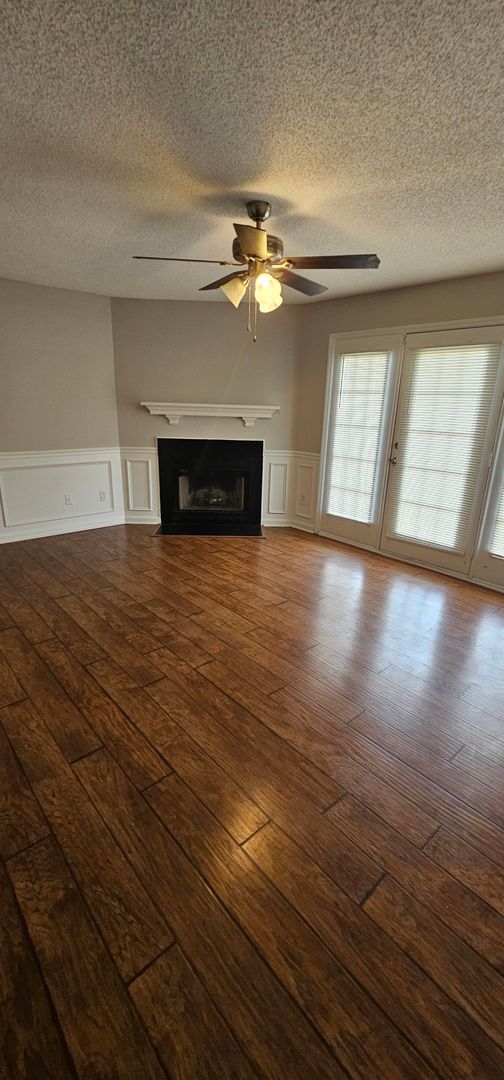 Building Photo - Stop Looking, Start Living!! Apply today