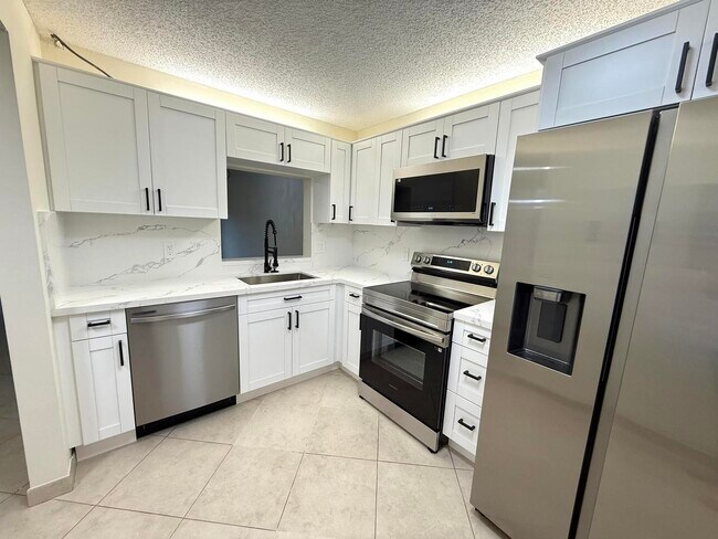 Foto del edificio - 6649 Somerset Dr