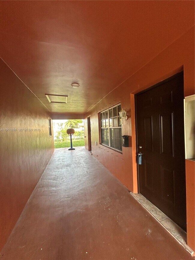 Foto del edificio - 5200 NW 17th Ct