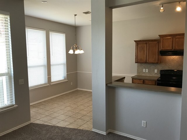 Building Photo - 432 Lone Oak Drive