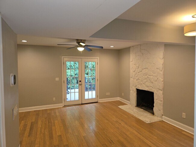 Building Photo - Charming 2-bedroom, 1-bath duplex unit