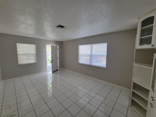 Foto del edificio - 5281 Bamboo Pl