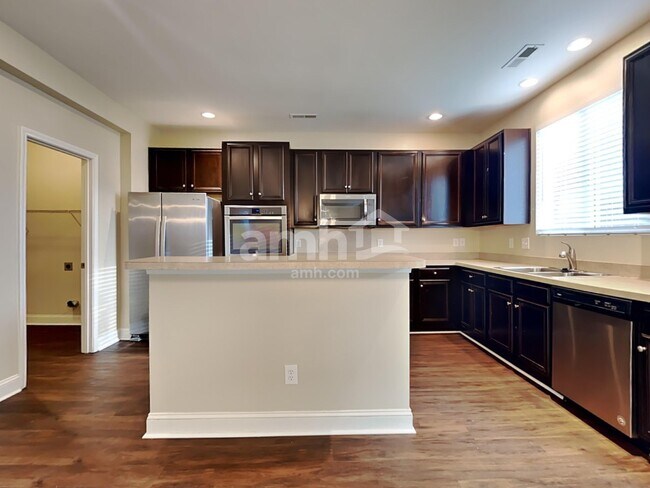Foto del edificio - 303 Duck Pond Ln