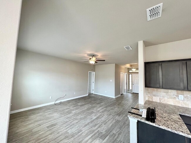 Foto del edificio - 1117 Lakeway Crossing Dr