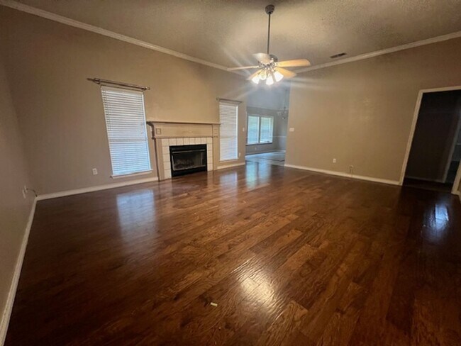 Building Photo - 6409 Twin Oaks Dr