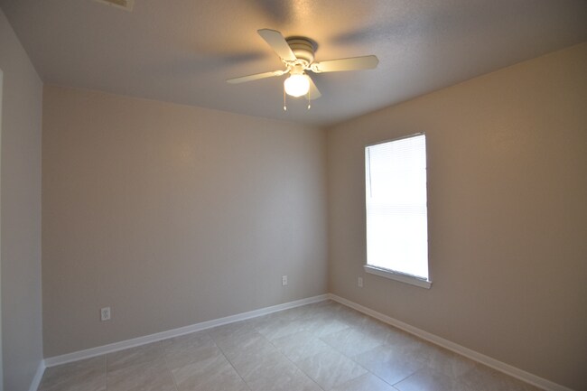 Foto del edificio - 512 Jorgette Dr