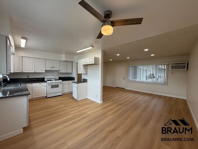 Building Photo - 13129 Oxnard St
