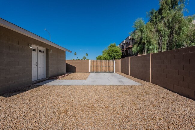 Building Photo - Spacious studio with just what you need!
