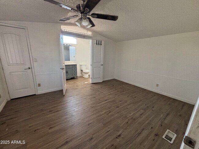 Foto del edificio - 24215 E Logan Blvd