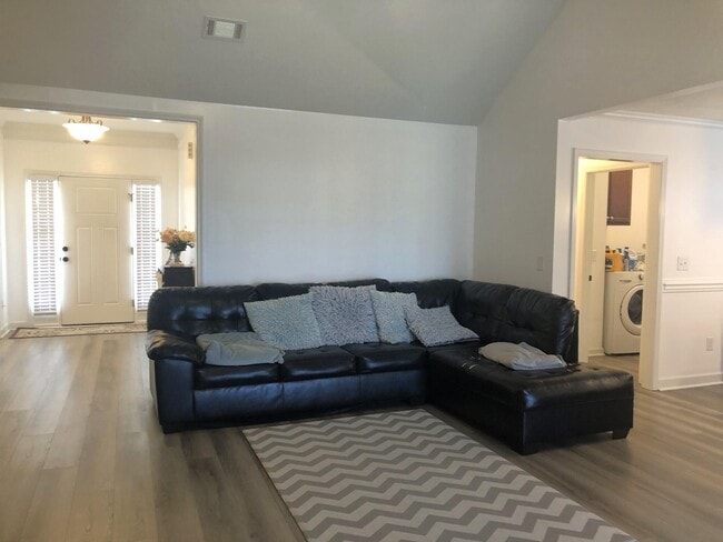 Building Photo - 708 Goodale Dr