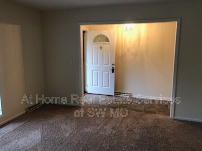 Foto del edificio - 2437 S Virginia Ave