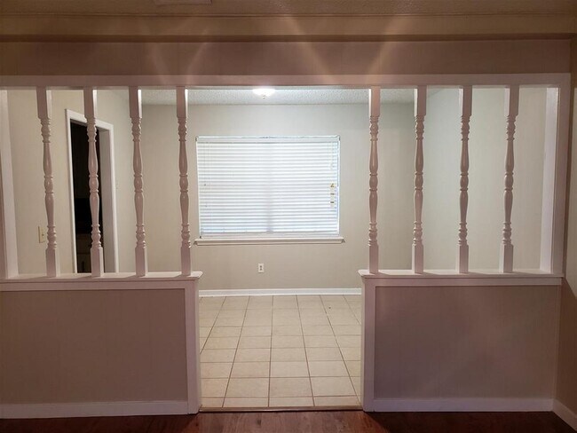 Building Photo - 2213 Forest Park Dr