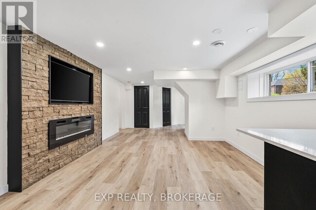 Building Photo - 493 College St