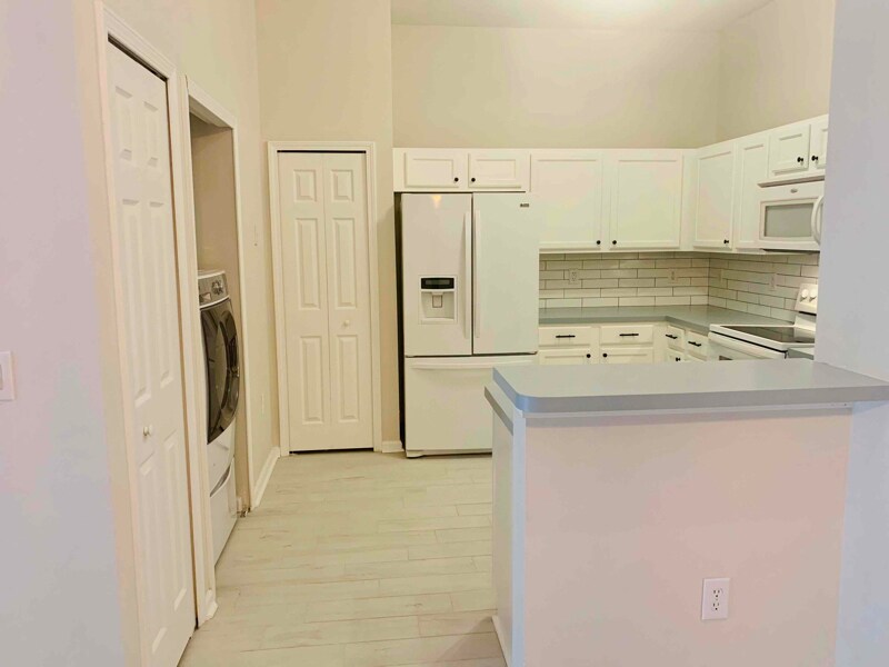 Foto principal - 7920 Merrill Rd
