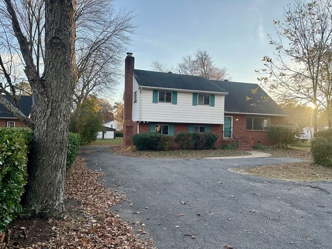 Building Photo - West End Regency Area