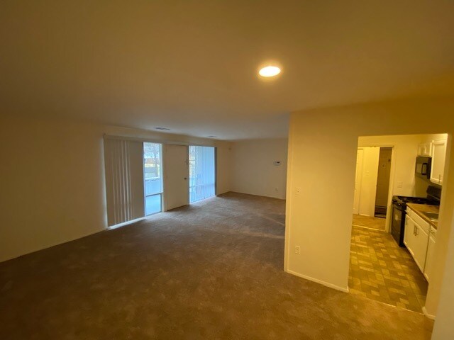 Building Photo - 573 Wilson Bridge Dr