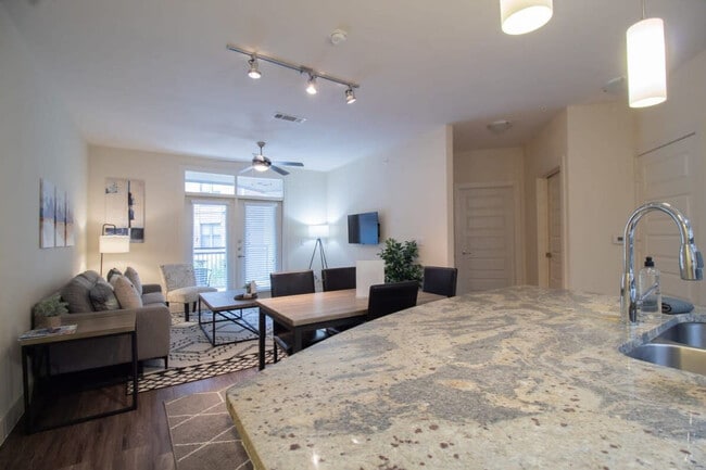 Foto del edificio - 5880 Inwood Dr