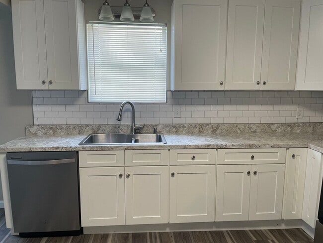 Building Photo - Knoxville 37918 - Adorable Fountain City Rancher with 3 Bedrooms, 1 Bath Rent – $1,550/Month! - C...