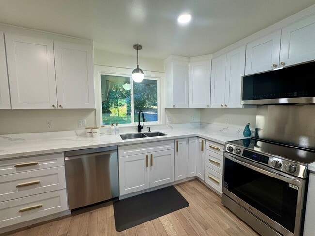 Building Photo - Desirable Eagle Harbor waterfront, fully f...