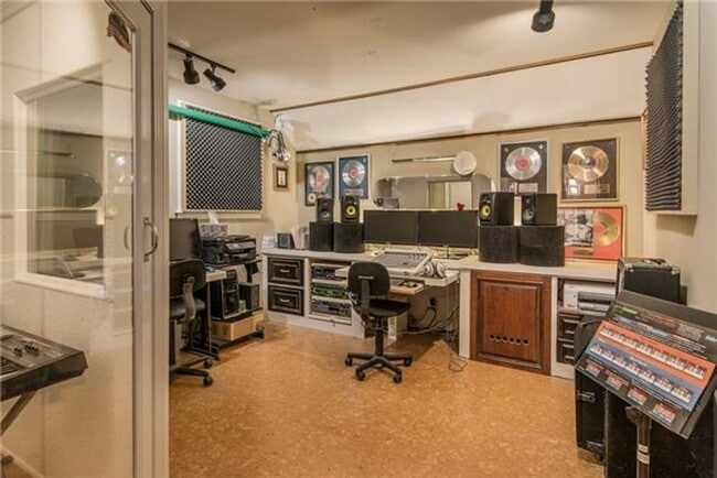 Photo - AVAILABLE NOW; 2-Bed/2.5-Bath in Crieve Hall House