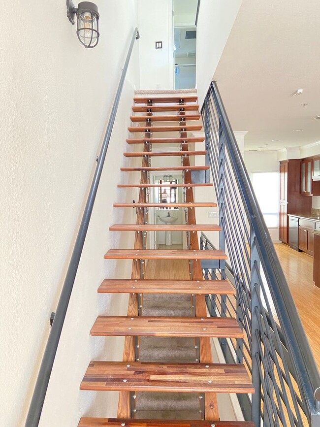 Foto del edificio - Beautiful 2 Bedroom 2.5 Bath Townhouse