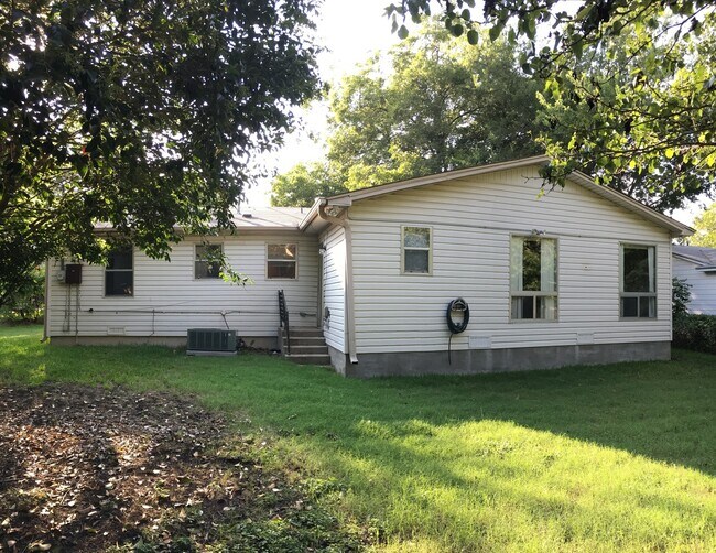 Foto del edificio - 2 WEEKS FREE RENT + $1,295 - Country living in the heart of Copperas Cove!
