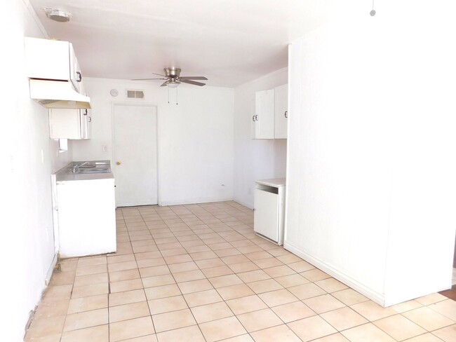 Foto del edificio - 4 bedroom, 2 baths in Sylmar (Garage inclu...