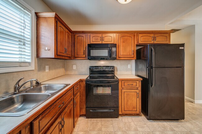 Foto del edificio - 137 Cypress Ct