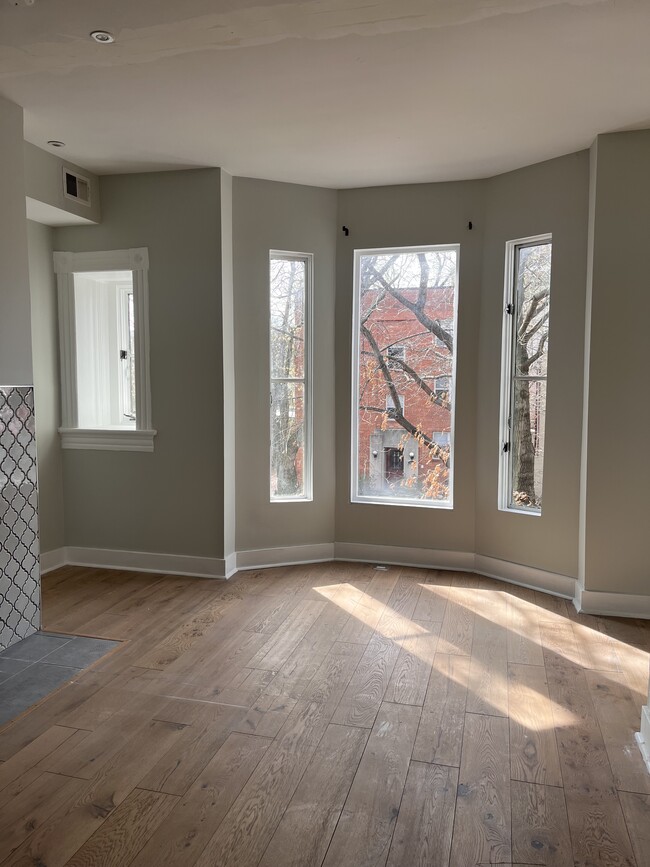 Bay windows - 1015 P St NW